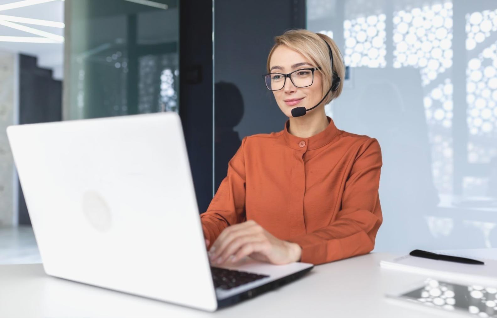 Sesiune practică de lucru asupra documentelor financiare ale unei afaceri mici, cu antreprenori focusați pe analiza datelor concrete