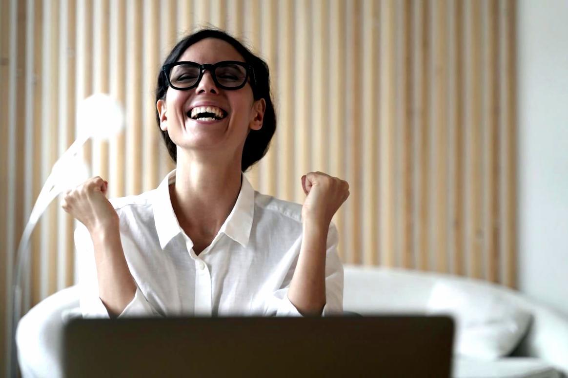 Consultant analizând documente financiare într-un birou modern