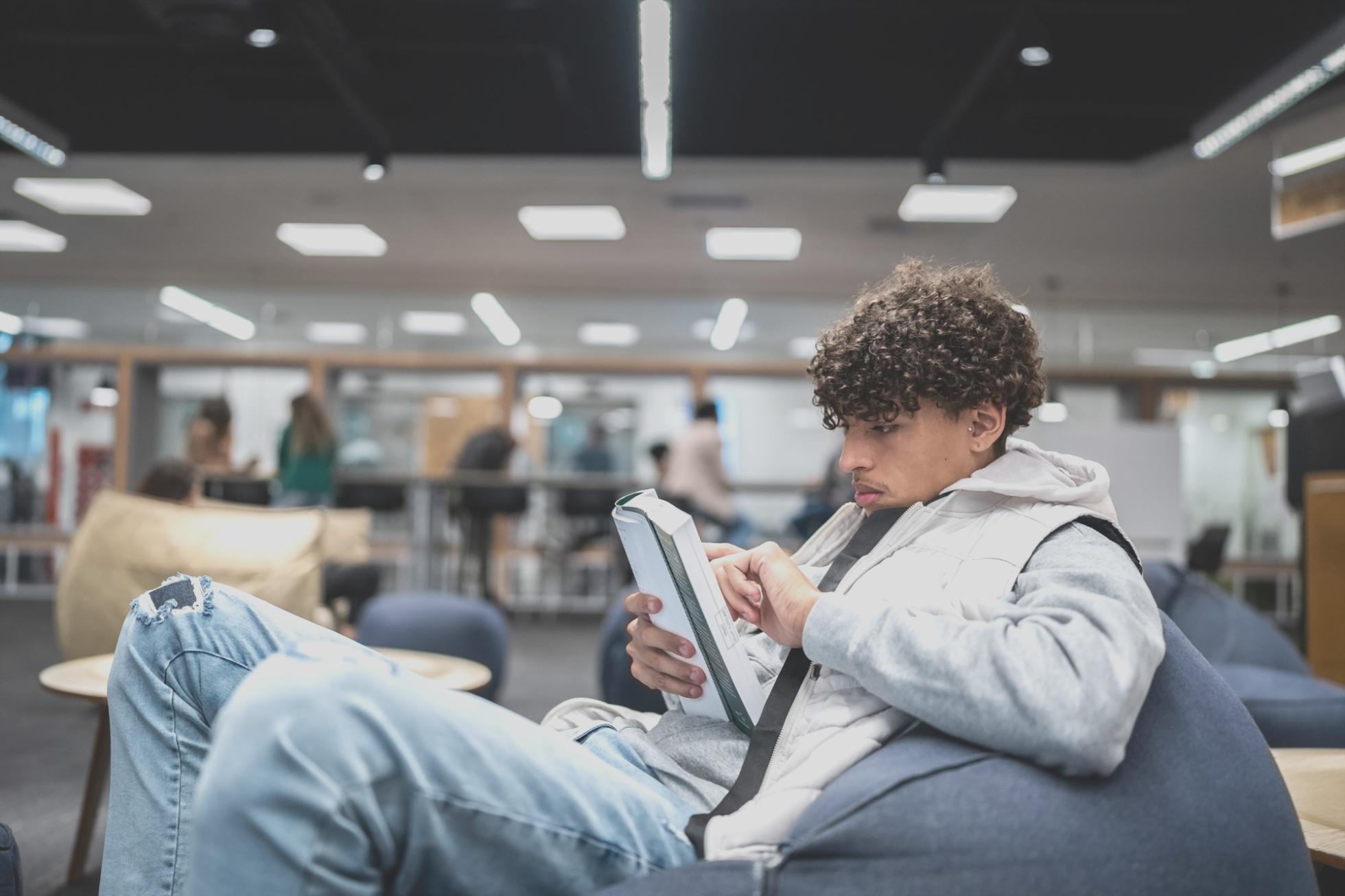 Echipă discutând strategii de management financiar