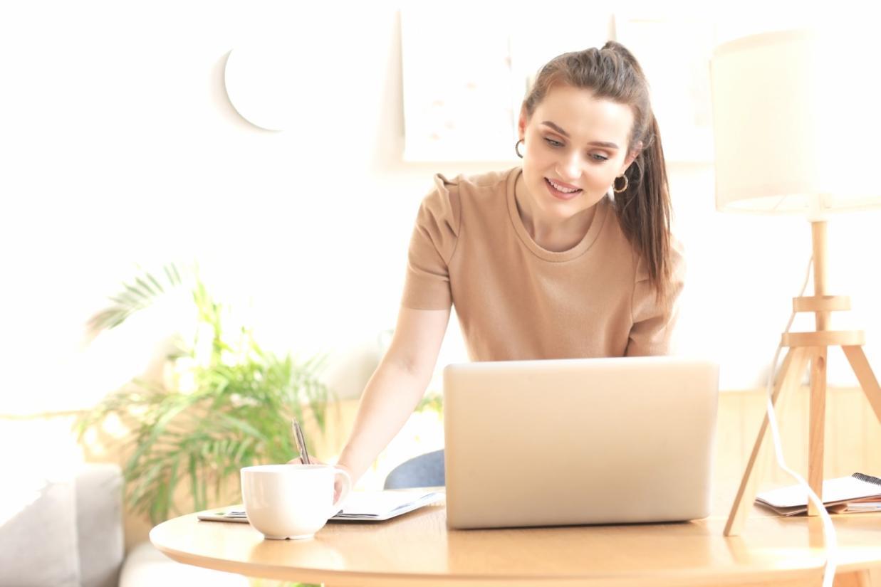 Grafice și rapoarte financiare pe un laptop