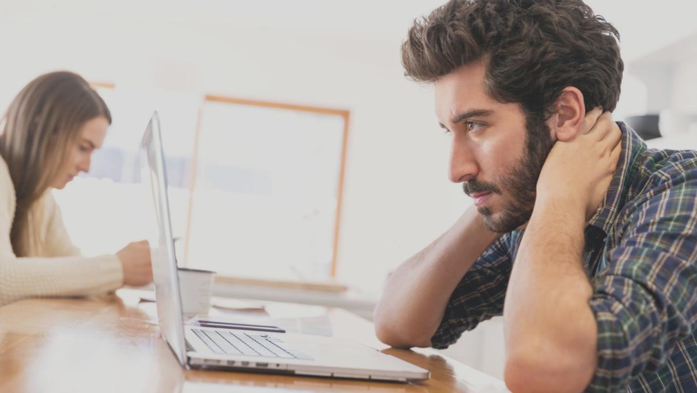 Calculator și documente contabile pe birou