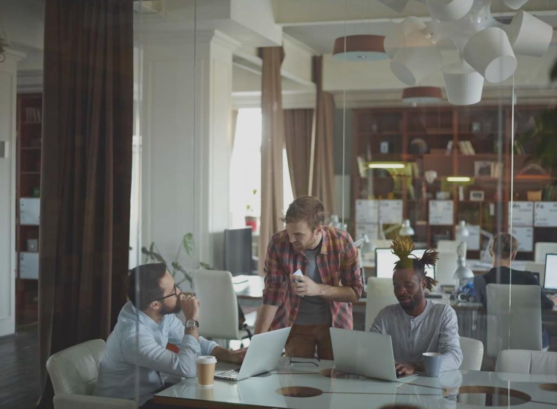 Echipă discutând strategii financiare